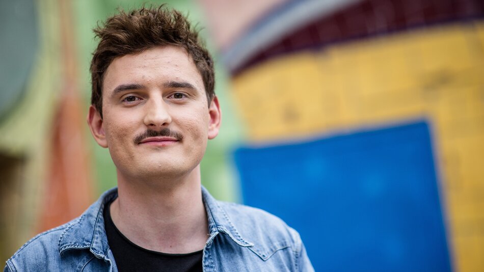 Portret młodego mężczyzny ze zdjęciem