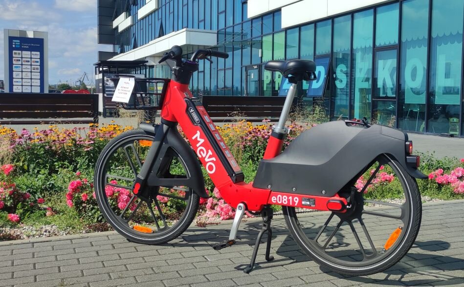 elektryczny rower na tle nowoczesnego biurowca