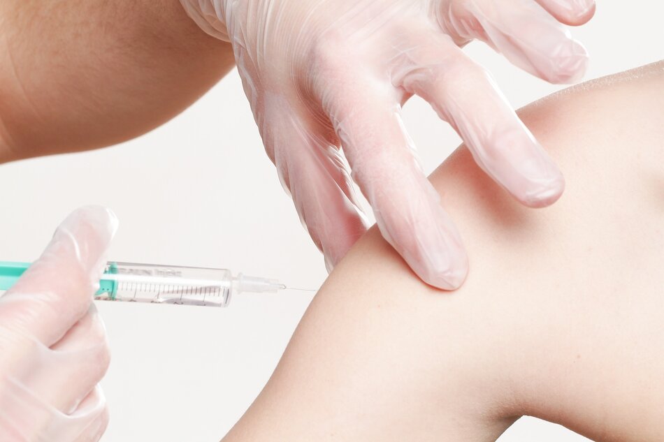 zdjęcie ilustrujące podawanie szczepionki
