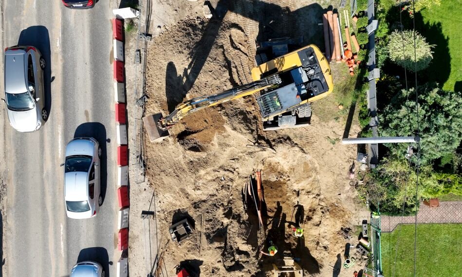 widziana z góry koparka na placu budowy
