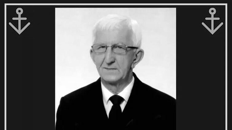 Czarno-białe zdjęcie: popierskie starszego mężczyzny w okularach