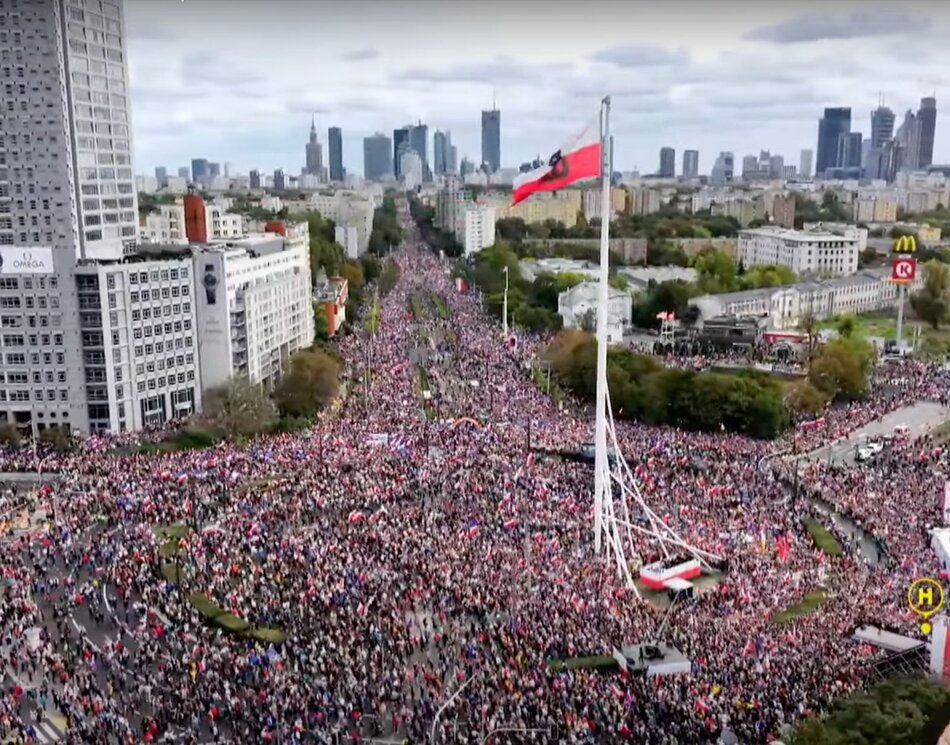 ogromny tłum na rondzie i dochodzącej do niego szerokiej ulicy