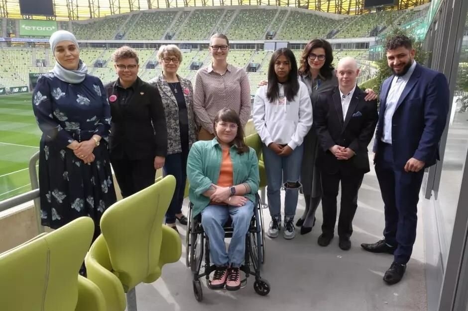 Na stadionie Polsat Plus Arena Gdańsk: 9 osób - kobiety i mężczyźni, jedna na wózku inwalidzkim 