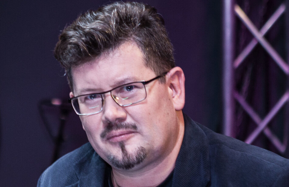 zdjęcie portretowe mężczyzny koło-40tki, z bródką i w okularach