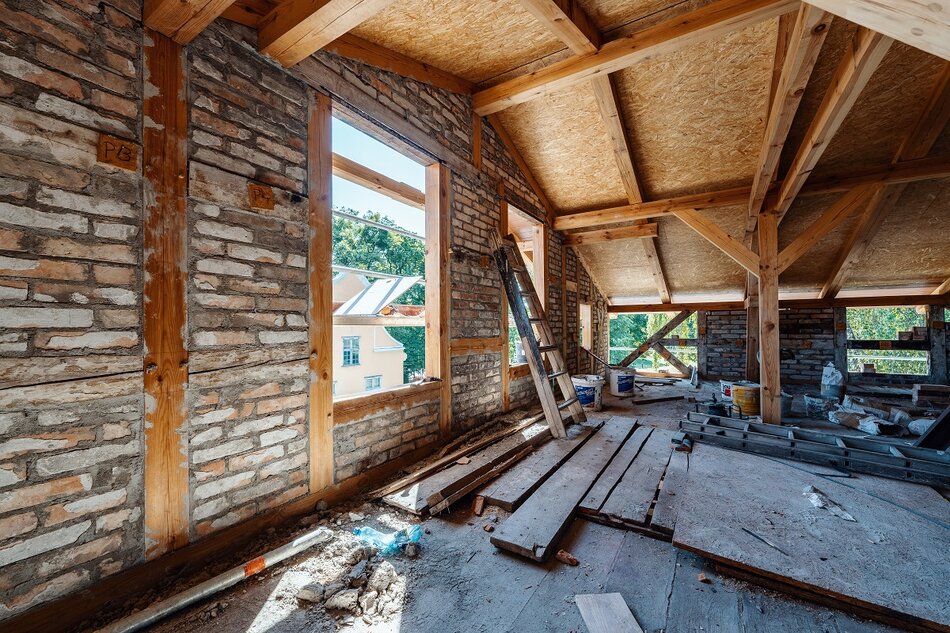 surowe wnętrze remontowanego ceglanego budynku