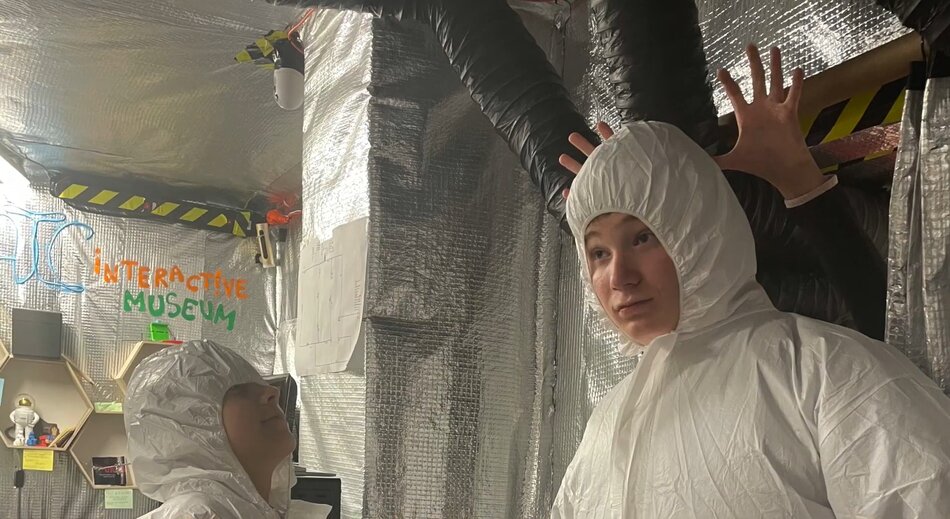 dwóch chłopców na pokładzie pseudo statku kosmicznego