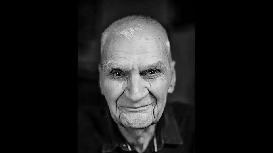 Czarno białe zdjęcie: twarz starszego mężczyzny