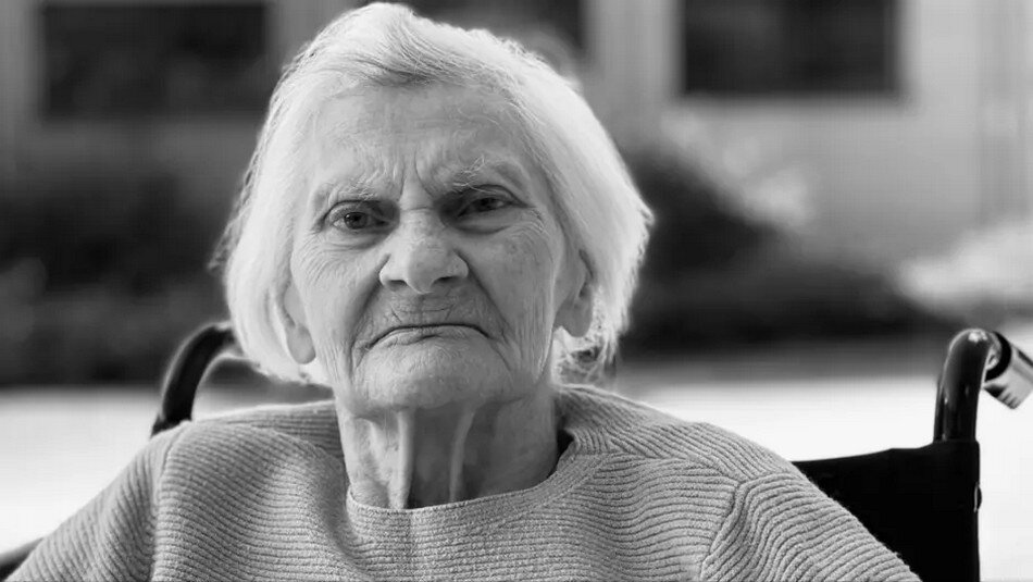 Czarno-białe zdjęcie: twarz starszej kobiety