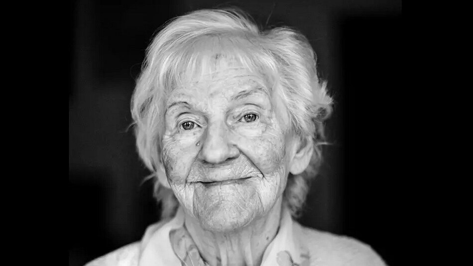 Czarno-białe zdjęcie: twarz starszej kobiety