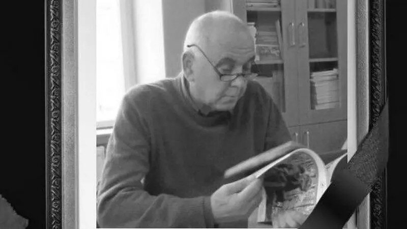 Czarno-białe zdjęcie: siwy mężczyzna siedzi i czyta gazetę