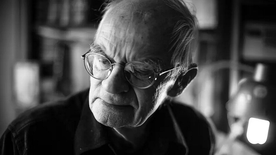 Czarno-białe zdjęcie: twarz starszego mężczyzny w okularach
