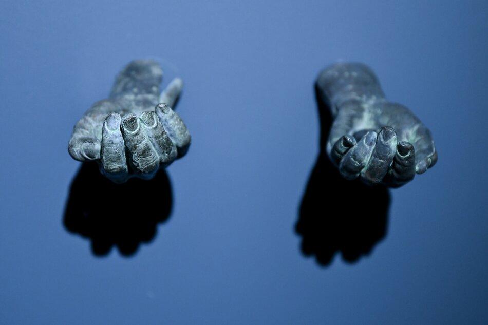 rzeźby samych dłoni leżące w gablotce