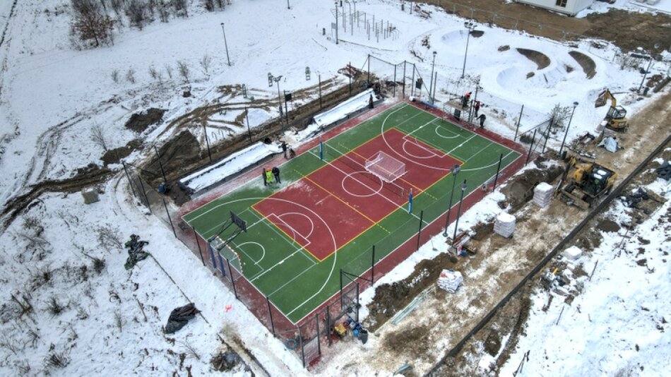 na zdjęciu z drona widać powstające boisko do gry w siatkę, piłkę nożną i koszykówkę