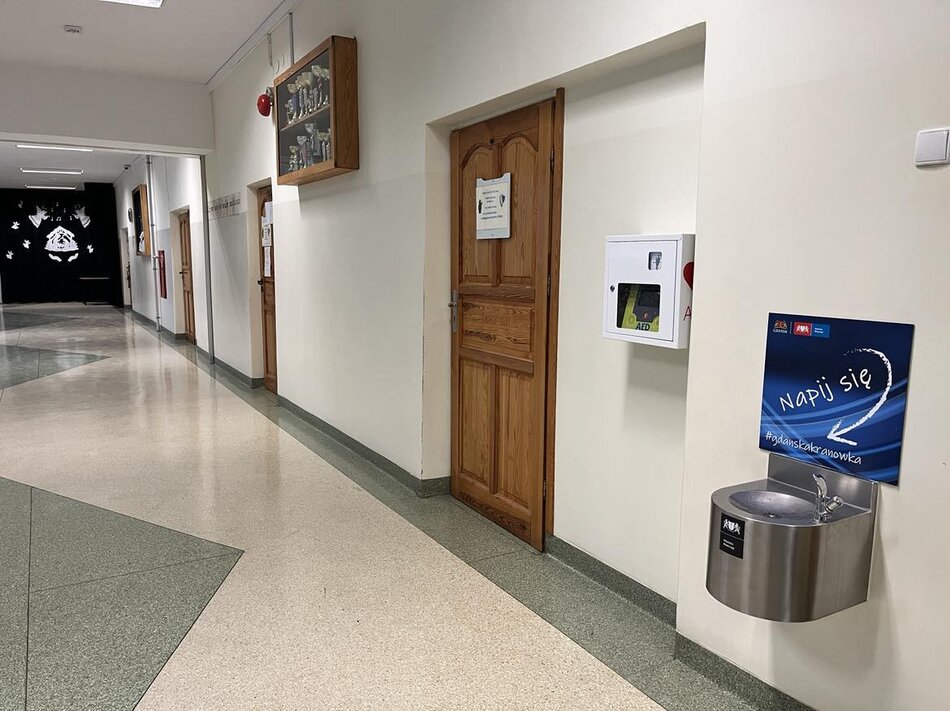 Zdrój zainstalowany na szkolnym korytarzu. 