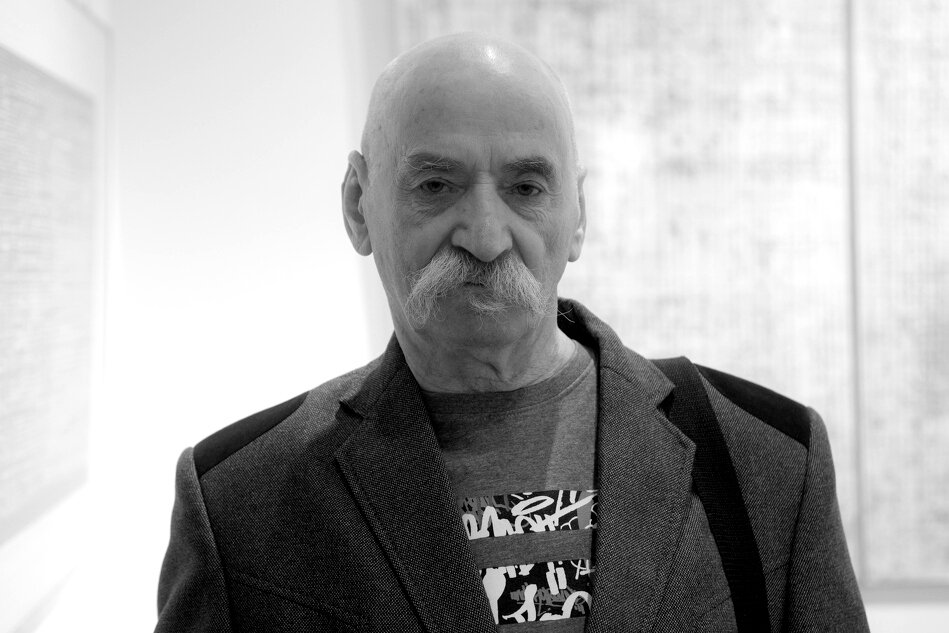 czarno-białe zdjęcie starszego łysego mężczyzny z obfitym wąsem