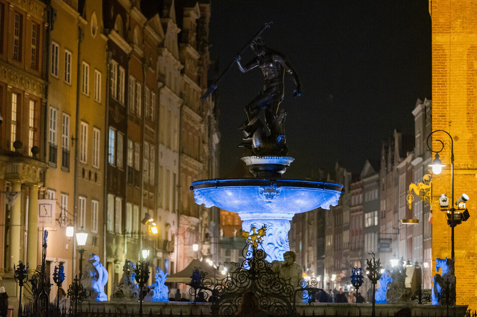 Fontanna Neptuna w Gdańsku podświetlona na kolor niebieski w Światowym Dniu Walki z Depresją