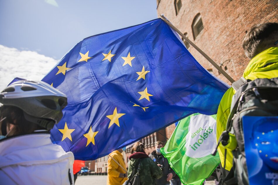 Widok ludzi niosących flagę Unii Europejskiej