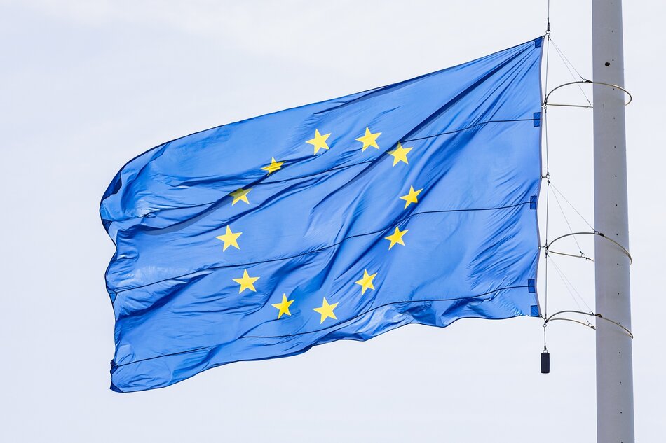 Flaga Unii Europejskiej na maszcie