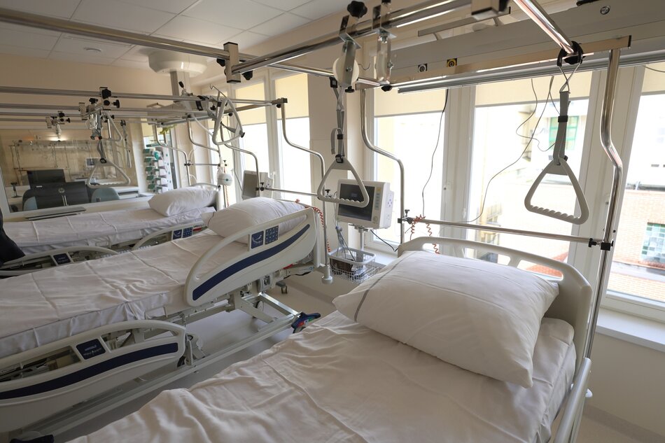 Zdjęcie przedstawia dużą salęszpitalną, a w niej cztery łóżka z specjalistycznym osprzętem medycznym