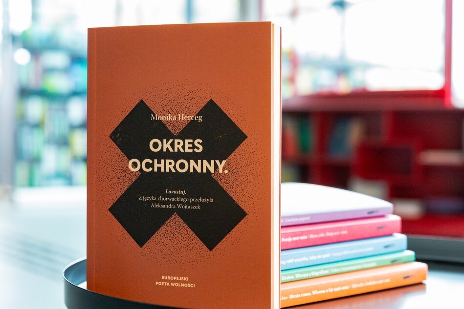 tomik poezji, w tle kilka innych