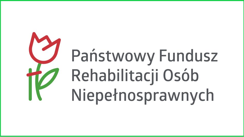 Biały prostokąt z umieszczonym wewnątrz napisem czarnymi literami: Państwowy Fundusz Rehabilitacji Osób Niepełnosprawnych. Na lewo od napisu narysowany kolorowy kwiatek