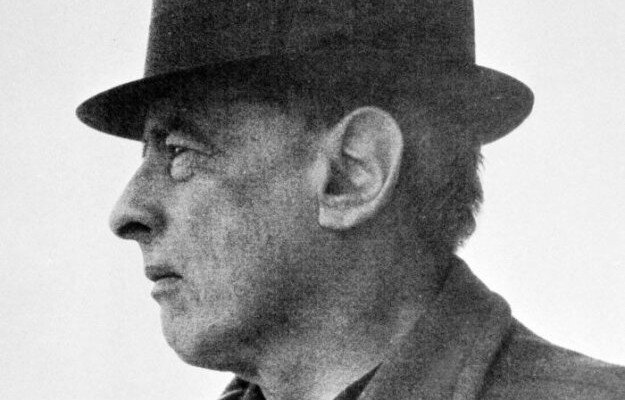 czarno-białe zdjęcie mężczyzny z profilu, w kapeluszu