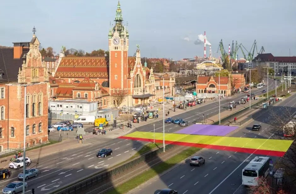 Wizualizacja przejścia naziemnego. Żółty kolor oznacza przejście dla pieszych, czerwony ścieżkę dla rowerzystów. Na fioletowo zaznaczono miejsce, gdzie rozbudowane zostaną istniejące przystanki tramwajowe 