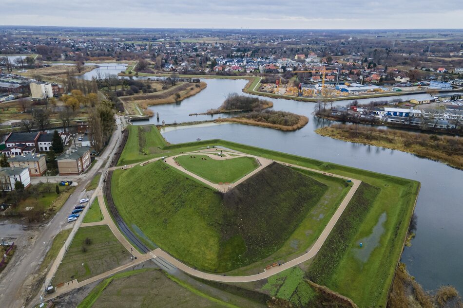 na zdjęciu z drona widać duży zielony bastion, w tle płynie rzeka