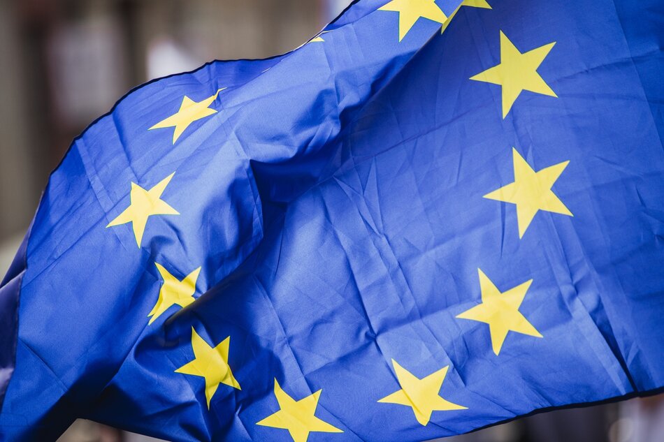 Powiewająca flaga Unii Europejskiej