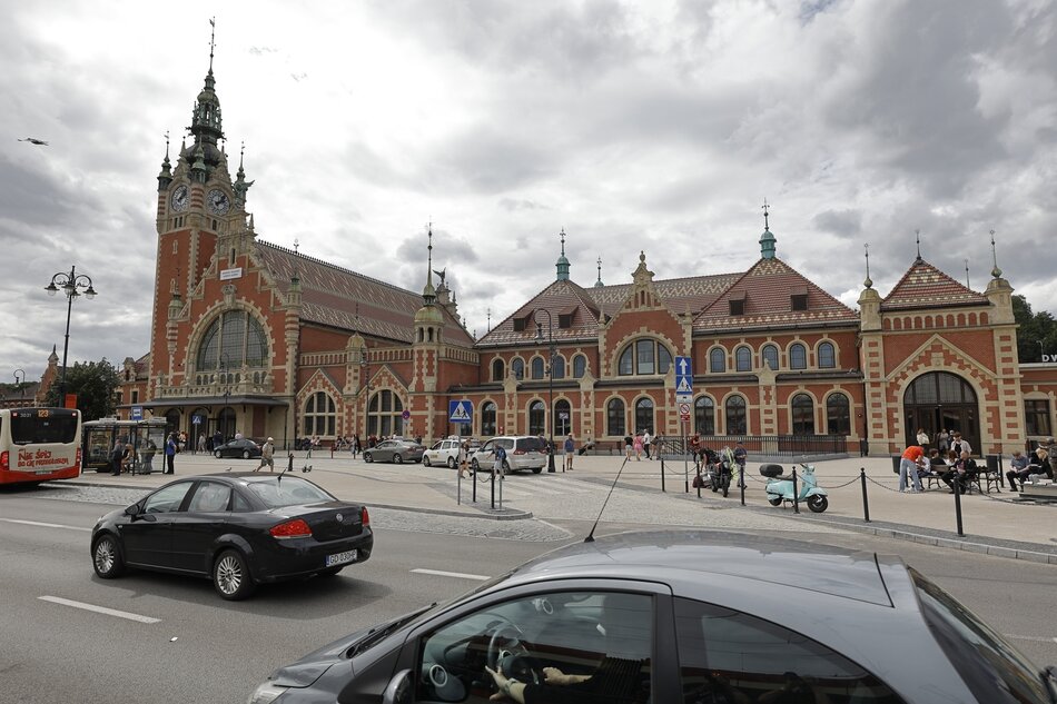 na zdjęciu zabytkowy ceglany budynek dworca kolejowego w gdańsku