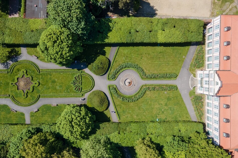 widok zadbanego parku w stylu francuskim z lotu ptaka