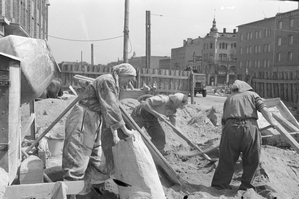 Trzy robotnice na placu budowy w centrum miasta