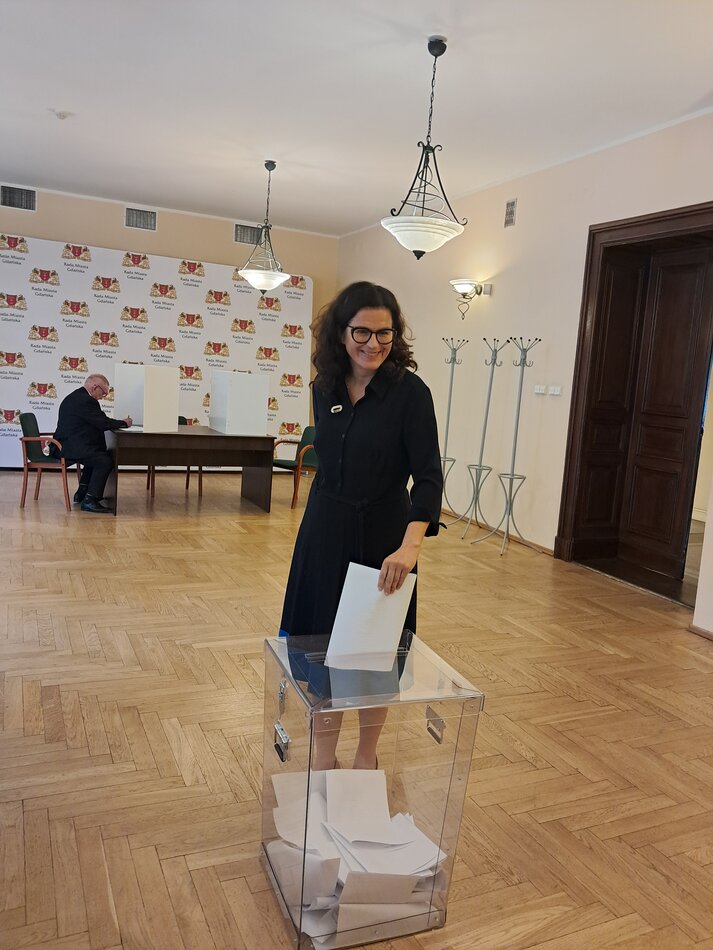 Aleksandra Dulkiewicz, prezydent Gdańska, głosuje w wyborach do Gdańskiej Rady Seniorów 