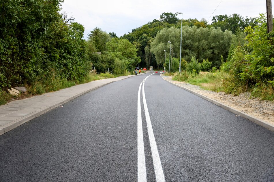 Widok drogi ze świeżo położonym asfaltem