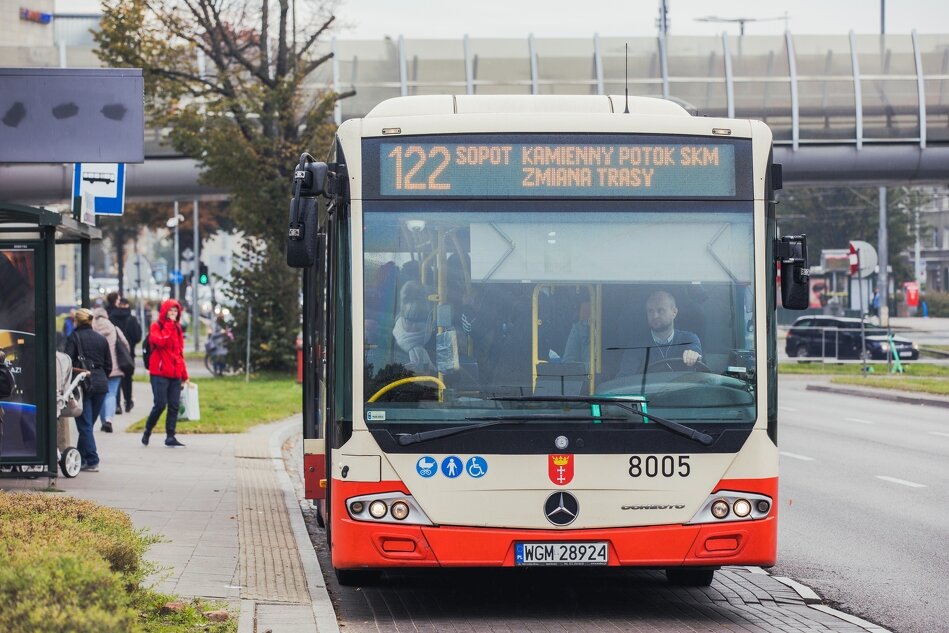 Autobus na przystanku 