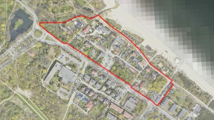 Mapka, w jej centralnej części nieregularna figura geometryczna, jej kontury są zaznaczone na czerwono