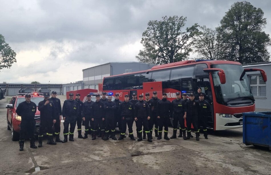 strażacy przy autobusie 