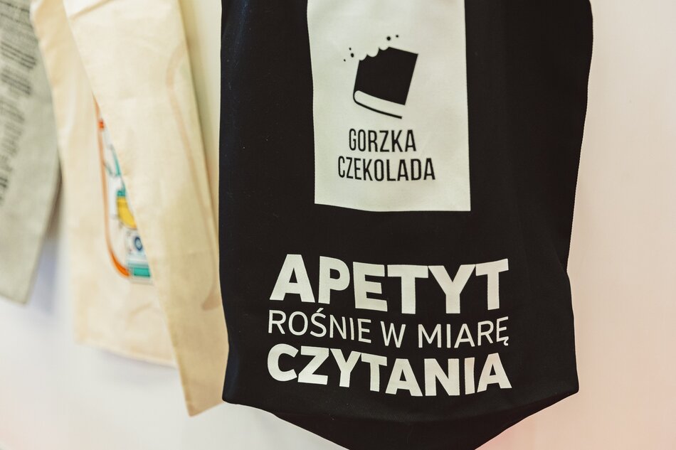 na zdjęciu czarna bawełniana torba z białym napisem i grafiką