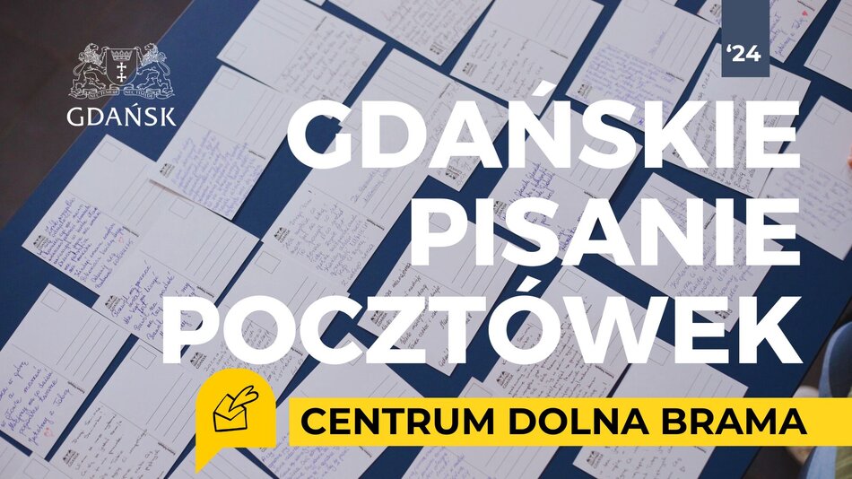 Banner promujący spotkanie. W tle kilkanaście zapisanych pocztówek na granatowym tle. Na tym tle napis Gdańskie Pisanie Pocztówek. U dołu na żółtym tle napis Centrum Dolna Brama. W lewym gornym rogu ligo Miasta Gdańska