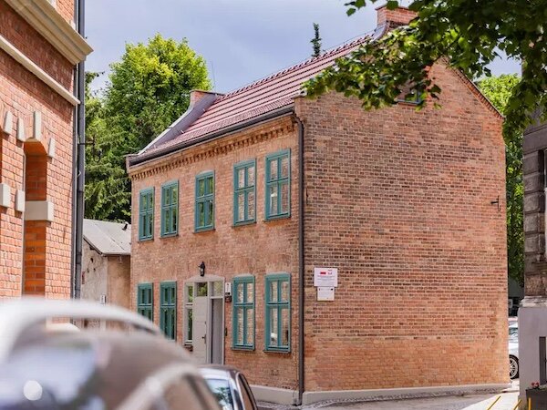 Ceglany, jednopiętrowy budynek ze skośnym dachem pokrytym dachówką. W budynku znajdują się dwa mieszkania.