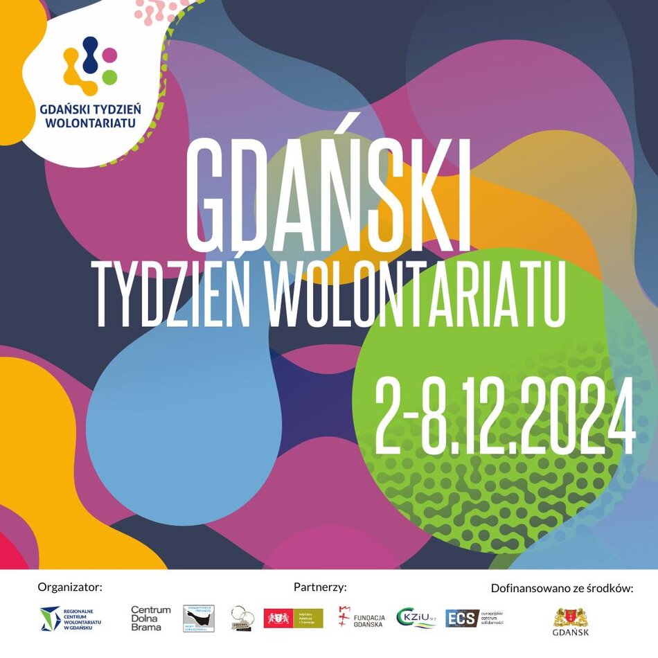 Grafika promuje Gdański Tydzień Wolontariatu, który odbędzie się w dniach 2–8 grudnia 2024 roku. Na tle kolorowych, abstrakcyjnych kształtów widnieje napis GDAŃSKI TYDZIEŃ WOLONTARIATU oraz daty wydarzenia. W lewym górnym rogu znajduje się logo wydarzenia. Na dole widnieją logotypy organizatora, partnerów oraz informacja o dofinansowaniu ze środków Gminy Miasta Gdańsk.