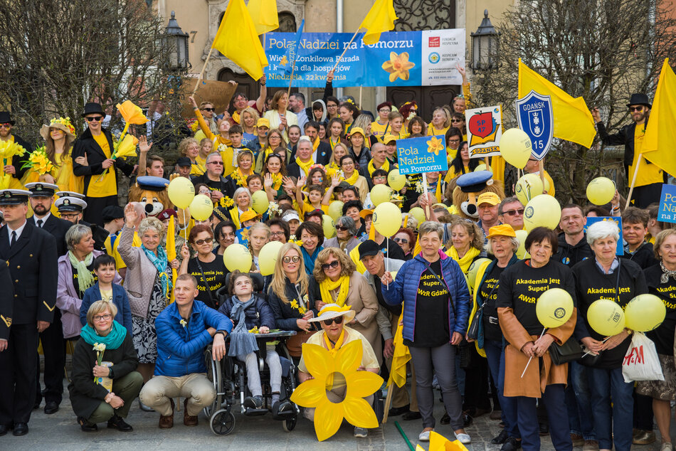 grupa ludzi ubranych na żółto, to parada fundacji hospicyjnej