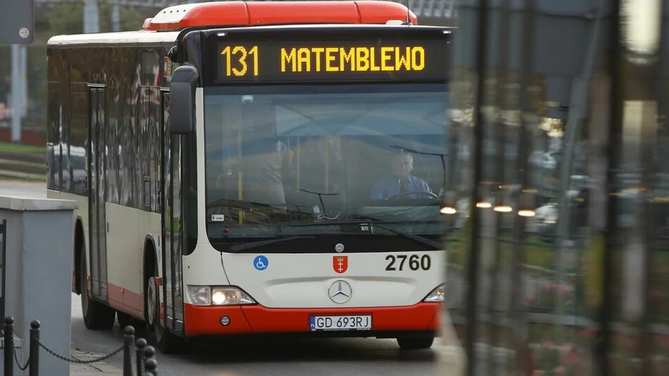 Autobus na ulicy. Na wyświetlaczu nad przednią szybą ma napis: 131 Matemblewo