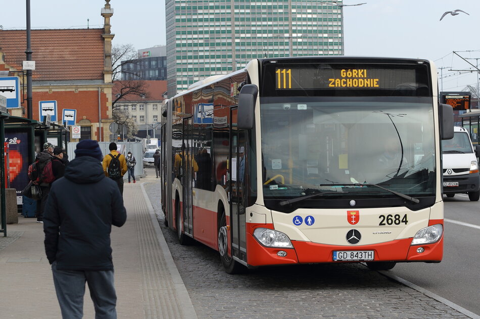 Autobus 111 w zatoce autobusowej przystanku w mieście