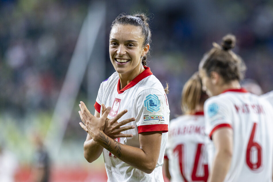 piłkarka cieszy się po golu 