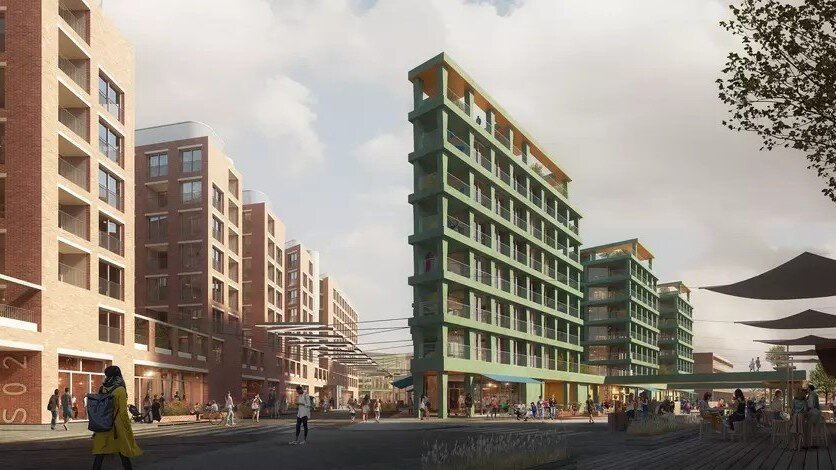 Wizualizacja, na której widać nowoczesne osiedle miejskie z wielopiętrowymi budynkami mieszkalnymi, które mają ceglane i zielone elewacje. W przestrzeni publicznej znajdują się ludzie spacerujący, odpoczywający oraz korzystający z kawiarnianych ogródków.