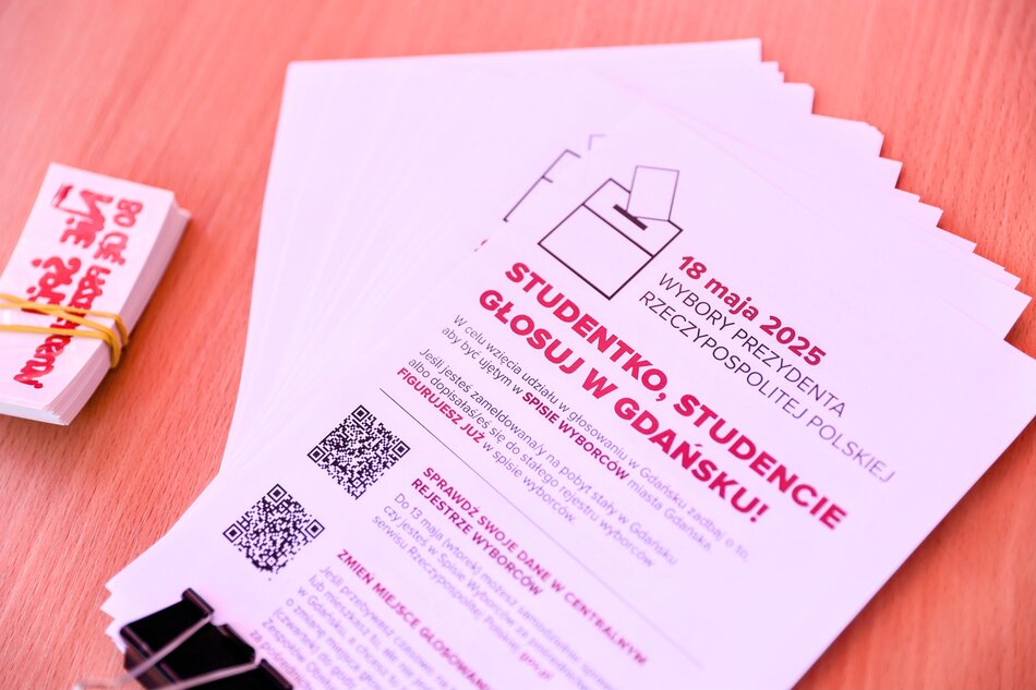 Na zdjęciu widoczna jest ulotka informacyjna dotycząca wyborów prezydenckich w Polsce, które odbędą się 18 maja 2025 roku. Skierowana jest do studentek i studentów przebywających w Gdańsku. Zachęca ich do udziału w wyborach i przypomina, że aby móc zagłosować w Gdańsku, trzeba być wpisanym do spisu wyborców tego miasta.