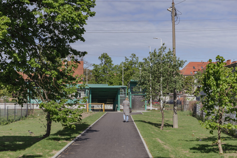 nowa bitumiczna droga na zdjęciu, w tle wejście do tunelu