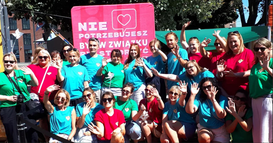 zdjęcie grupowe, pozuje kilkadziesiąt osób ustawionych w dwóch rzędach