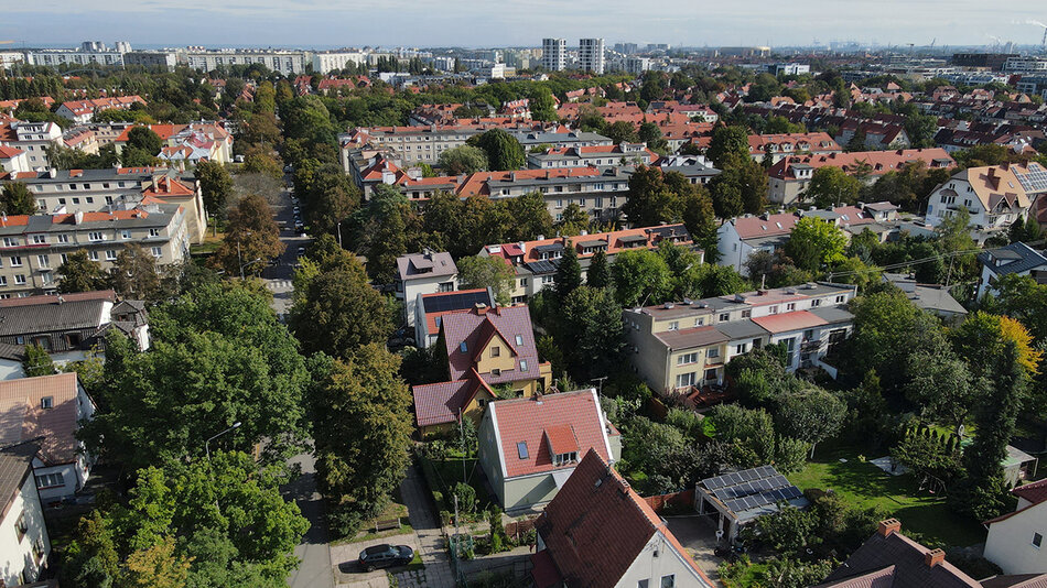 lotnicze zdjęcie dzielnicy pełnej niskich domów i zieleni. 